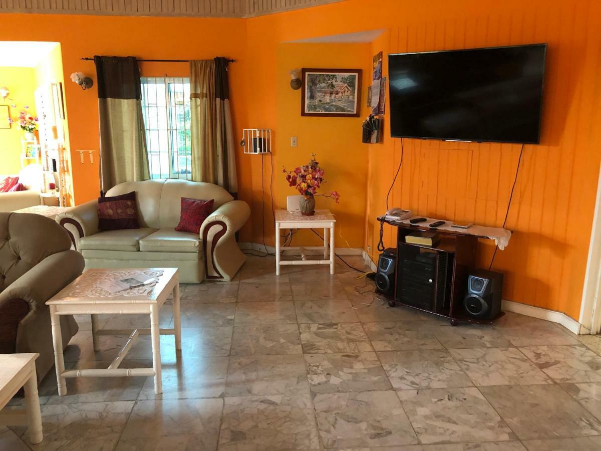 Whistling Villa Runaway Bay Kültér fotó