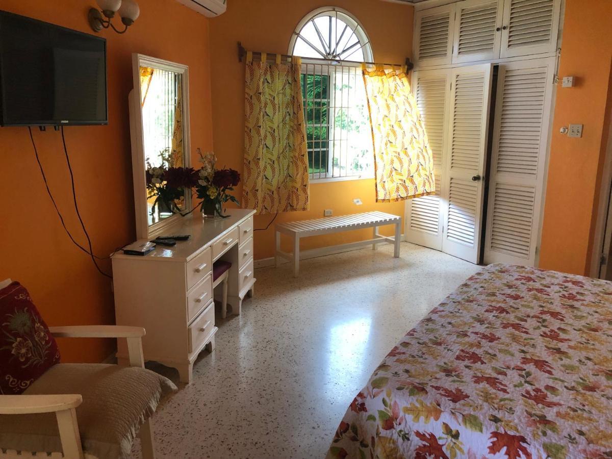 Whistling Villa Runaway Bay Kültér fotó